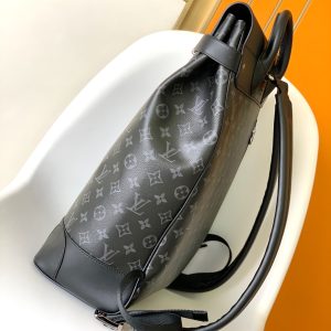 Alternative view of P670 Chip】Top-tier authentic M44052 Black Floral Louis Vuitton New STEAMER Backpack. Drawing inspiration from the vintage Louis Vuitton Steamer handbag, this Steamer backpack is crafted from supple Epi leather. Its sleek new silhouette offers a modern take on nostalgic style.Rounded leather corners showcase the brand's craftsmanship, while the leather shoulder straps offer exceptional comfort. Detailed Features - 32 x 45 x 16cm